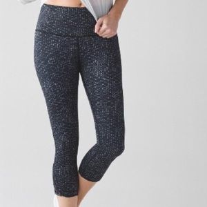 lululemon athletica snake pattern true crop workout leggings w/ leg cutout